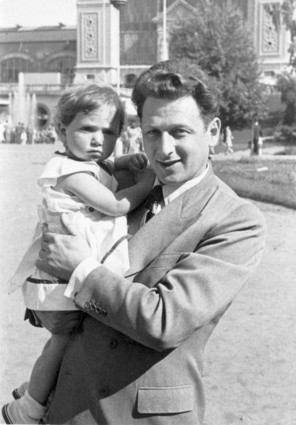 Arnošt Lustig s dcerou Evou v roce 1958 na holešovickém Výstavišti Praha, tehdy Parku kultury a oddechu Julia Fučíka.jpg
