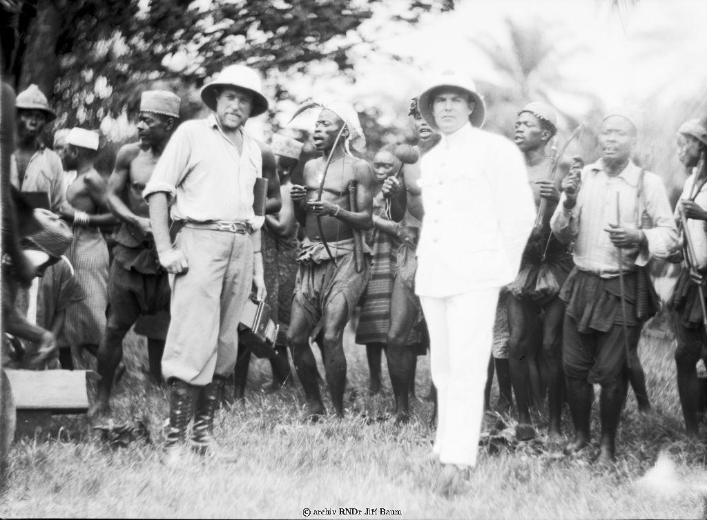 Domorodci, District Officer a mistr Foit, Gombari, Kongo, 1931.jpg